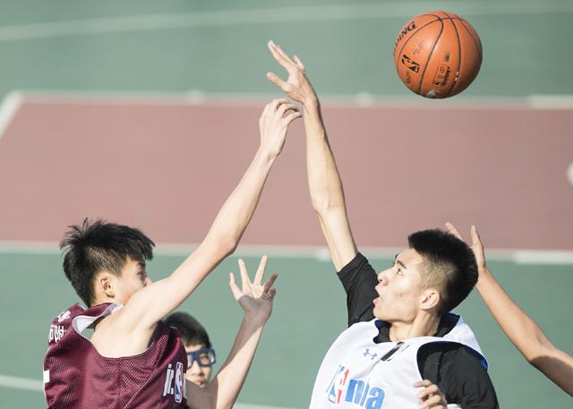 雷启飞在剧中饰演的是一个没有一点情趣的男人，平时也不爱说话，更别说做什么浪漫的事情了，就他这个性格惹得了女主角李美娇对他的不满，所以在岛上面还闹起了分手，但是最后姜锋为了掩护李美娇逃出恶魔的凶器，独自和坏人同归于尽了，试问现在这个现实社会中还有这样的男人吗？有也给小编我来一打